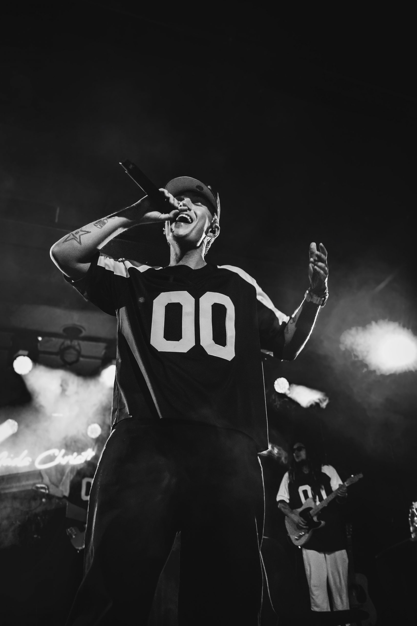 Mads Christian optræder live på scenen